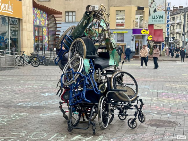 У Луцьку створили скульптуру з крісел колісних: що це за акція?
