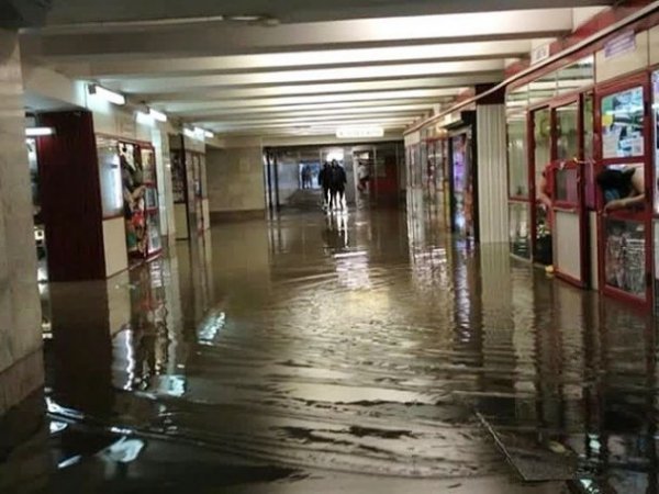 У Росії зливи перетворили дороги на річки, а машини – на човни. ФОТО