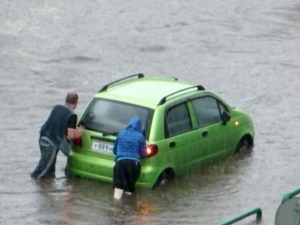 У Росії зливи перетворили дороги на річки, а машини – на човни. ФОТО