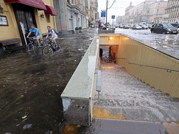 У Росії зливи перетворили дороги на річки, а машини – на човни. ФОТО