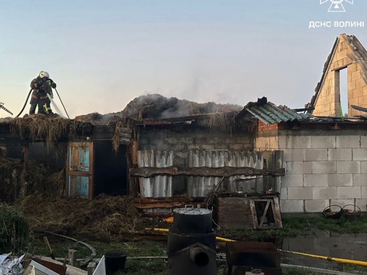 Пожежа на Волині: через замикання електромережі загорілася господарча споруда