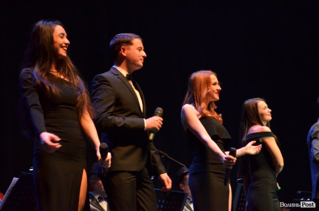 Новорічні хіти та казкова енергетика: як лучан розважали LeoBand Orchestra. ФОТОРЕПОРТАЖ