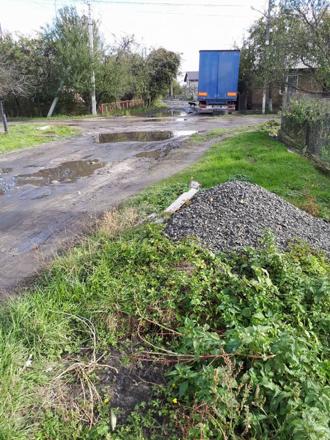 Район «Гниловодь»: Вулиця в Ківерцях після дощу неначе болото. ФОТО