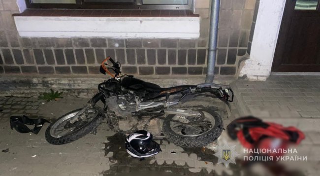 На Волині мотоцикл врізався у припарковану автівку, загинув чоловік. ФОТО