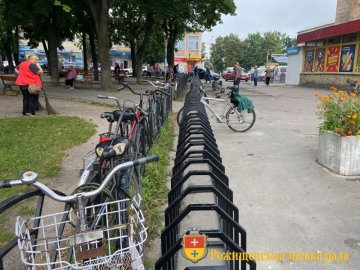 У Рожищі  в центрі міста облаштовують велостоянку. ФОТО