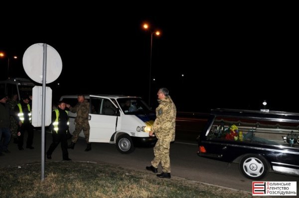 Померлого Героя Романа Луцюка село зустрічало на колінах. ФОТО. ВІДЕО