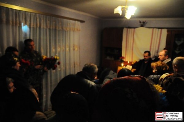 Померлого Героя Романа Луцюка село зустрічало на колінах. ФОТО. ВІДЕО