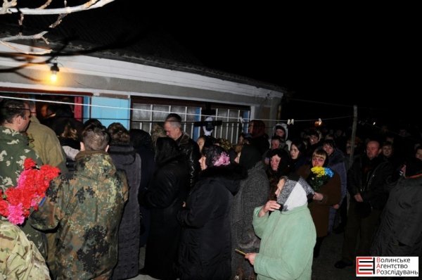 Померлого Героя Романа Луцюка село зустрічало на колінах. ФОТО. ВІДЕО