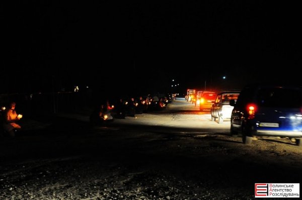 Померлого Героя Романа Луцюка село зустрічало на колінах. ФОТО. ВІДЕО