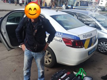 Вийшов на заправці, а автобус поїхав: на Волині чоловіку допомогли повернути речі