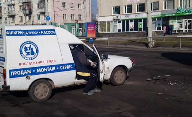 У Луцьку на площі Возз’єднання  – потрійна аварія. ФОТО