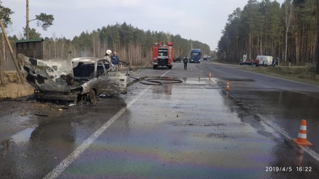 На трасі Київ-Ковель  вщент згоріла автівка, у якої ледь не вибухнув газовий балон. ФОТО