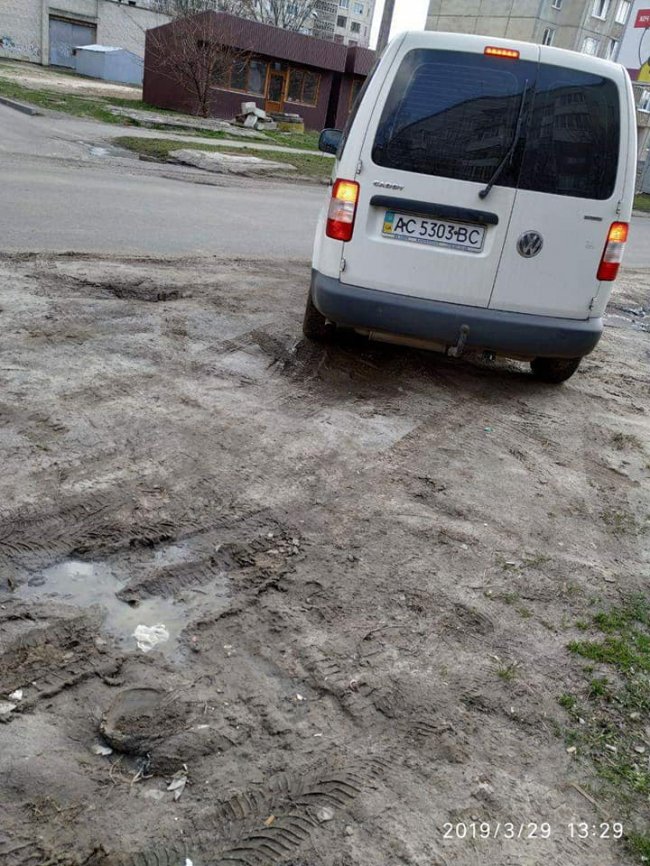 У Луцьку закликають прославити «автоандона», який попсував газон і втік