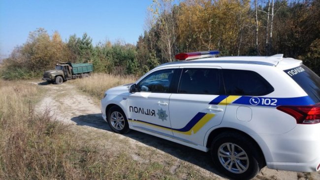 На Волині «застукали» працівників автошколи, які вивозили сміття в ліс. ФОТО