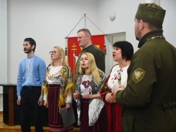 До луцької мерії з колядками завітали нацгвардійці