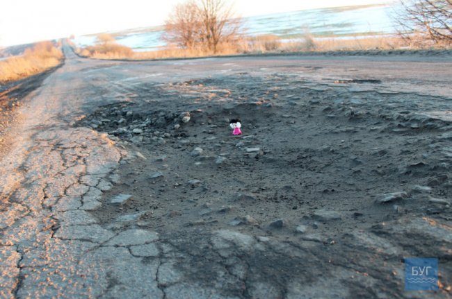 На дорозі Володимир-Волинський-Павлівка водії тільки те і роблять, що ями об’їжджають. ФОТО