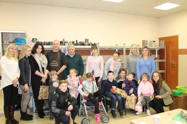 На Волині особливі діти ліпили посуд із глини