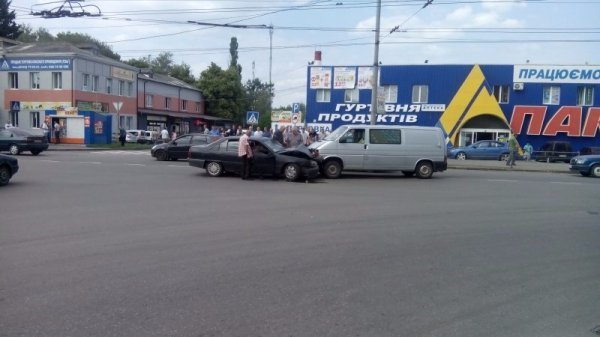 У Луцьку лобове зіткнення буса та легковика. ФОТО