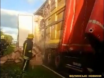 На трасі у Ківерцівському районі загорілась фура із вантажем. ВІДЕО