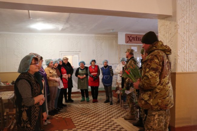 Тюльпани для захисниць: військові тероборони Луцька привітали жінок зі святом. ФОТО
