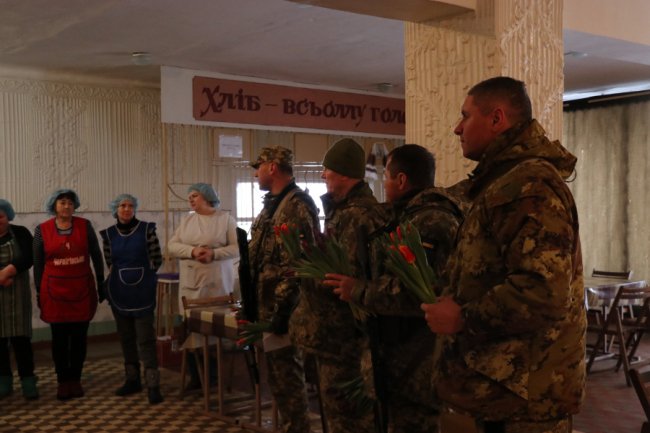 Тюльпани для захисниць: військові тероборони Луцька привітали жінок зі святом. ФОТО