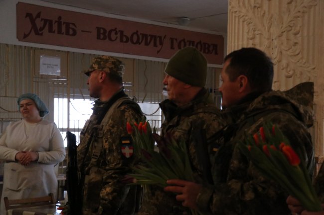 Тюльпани для захисниць: військові тероборони Луцька привітали жінок зі святом. ФОТО