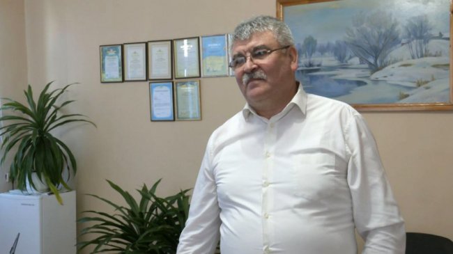 У будинку в Луцьку мешканці самотужки латають дірявий дах. ФОТО. ВІДЕО