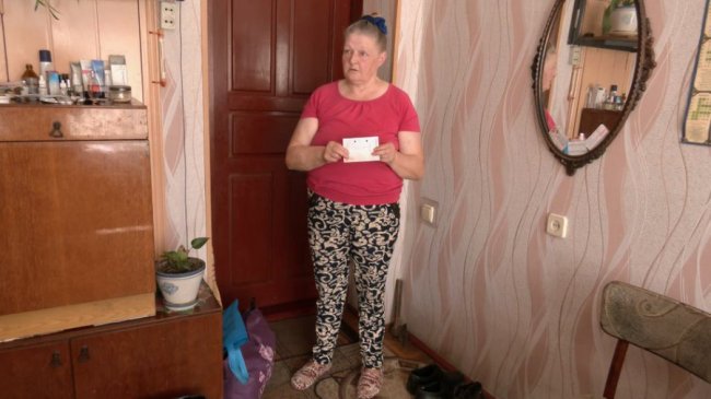 У будинку в Луцьку мешканці самотужки латають дірявий дах. ФОТО. ВІДЕО