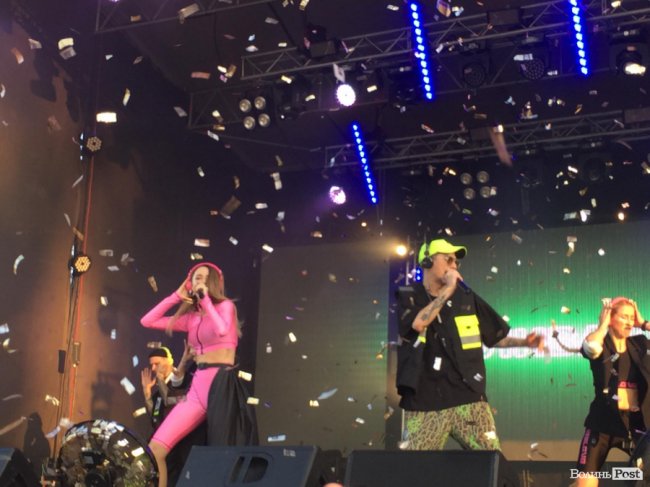 У Луцьку розпочався грандіозний  концерт популярного гурту «Время и стекло». ФОТО