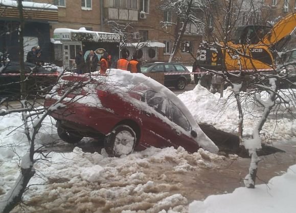 У Києві автомобіль провалився під землю. ФОТО