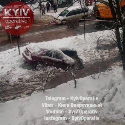 У Києві автомобіль провалився під землю. ФОТО