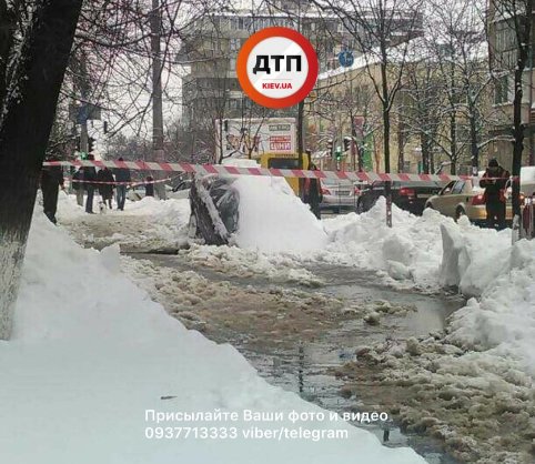 У Києві автомобіль провалився під землю. ФОТО