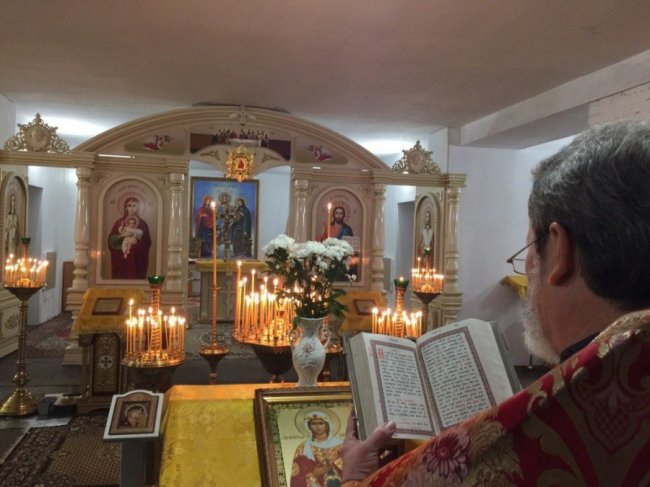 Волинська громада, у якої дотла згорів храм, розпочала звершення постійних богослужінь у новій церкві. ФОТО