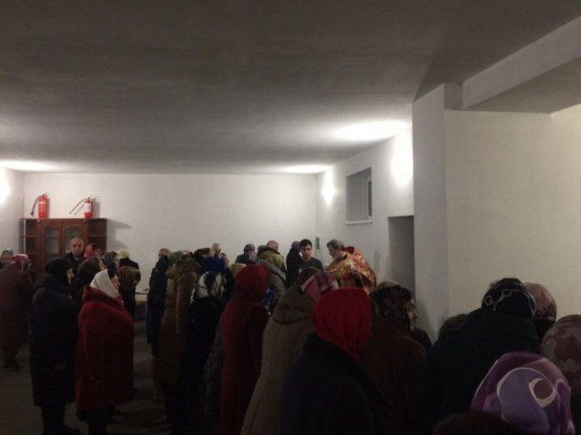 Волинська громада, у якої дотла згорів храм, розпочала звершення постійних богослужінь у новій церкві. ФОТО