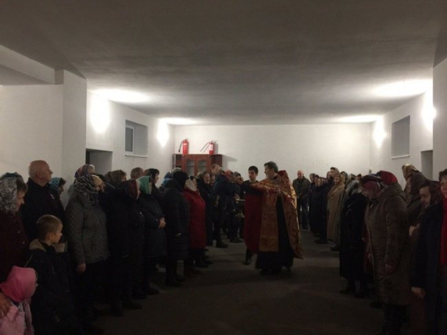 Волинська громада, у якої дотла згорів храм, розпочала звершення постійних богослужінь у новій церкві. ФОТО