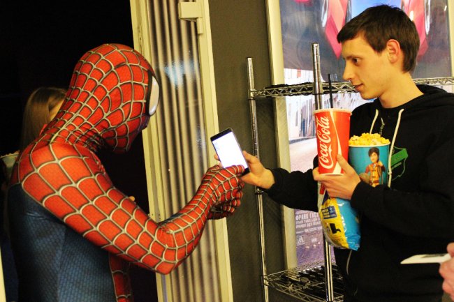 На допрем'єрі «Месників» у ПортCity глядачів зустрічав справжній Спайдермен. ФОТО*