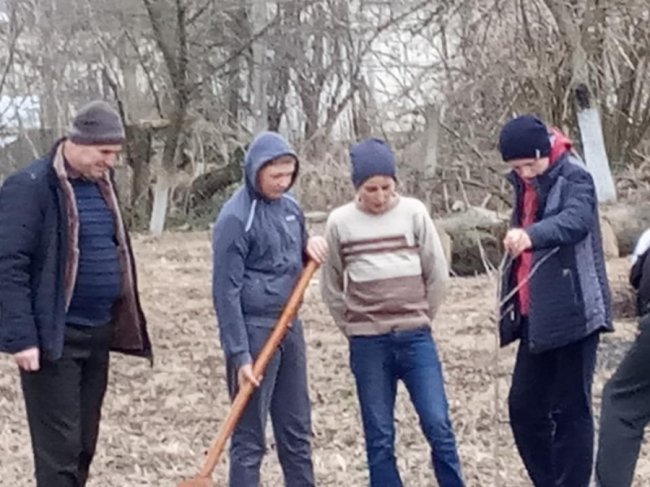 На Волині старшокласники висадили фруктовий сад на шкільному подвір'ї. ФОТО