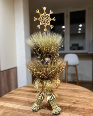 Волинська майстриня 30 років виготовляє різдвяні дідухи та інші солом`яні вироби