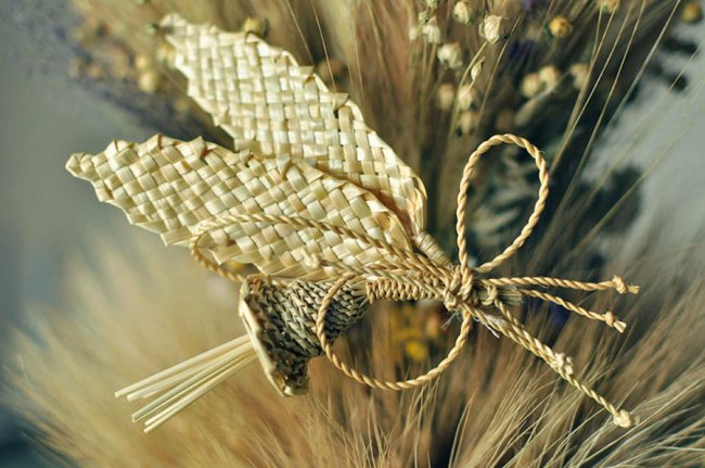 Волинська майстриня 30 років виготовляє різдвяні дідухи та інші солом`яні вироби