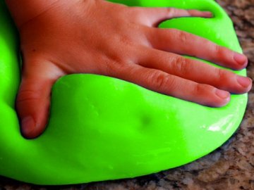 Шестеро школярів отруїлися іграшками, які виготовили за інтернет-порадами