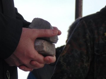 Прокурору Волині вручили бруківку з Майдану – «щоб пам’ятав». ВІДЕО