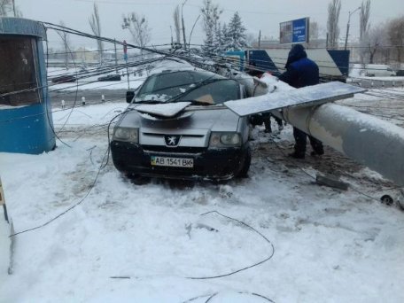 У Вінниці електроопора розчавила автівку, в якій перебував водій