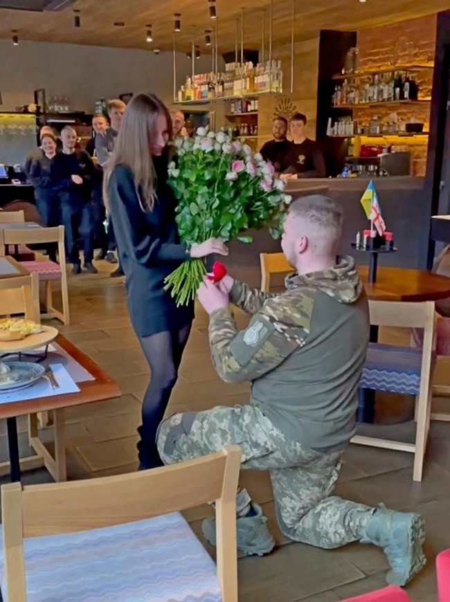 Військовий з Волині, який після поранення перебуває у госпіталі, освідчився коханій. ФОТО