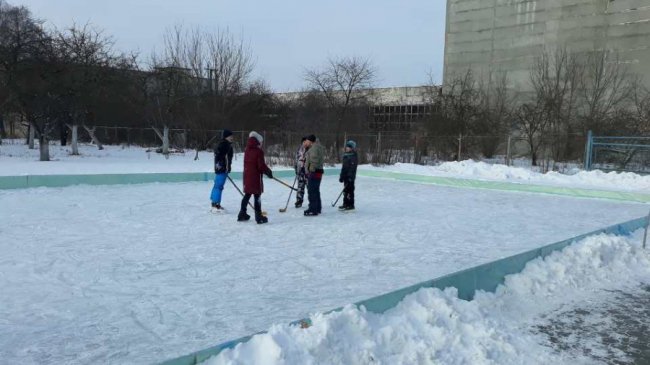 У райцентрі на Волині місцевий підприємець облаштував каток. ФОТО