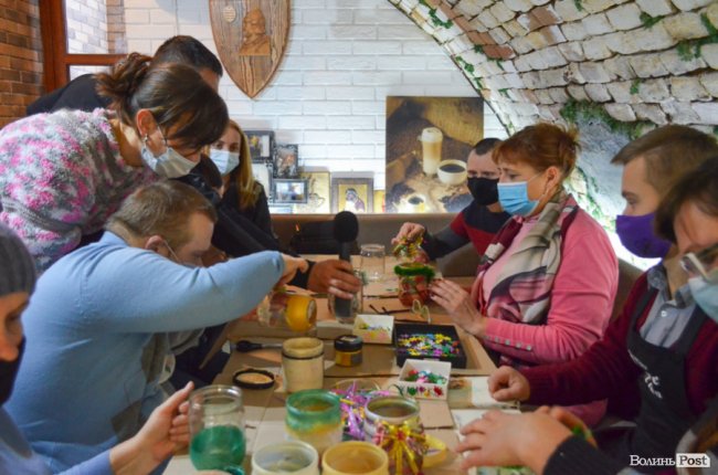 У Луцьку діти із синдромом Дауна готують аукціон на підтримку хворої на лейкемію 17-річної Альбіни. ФОТО