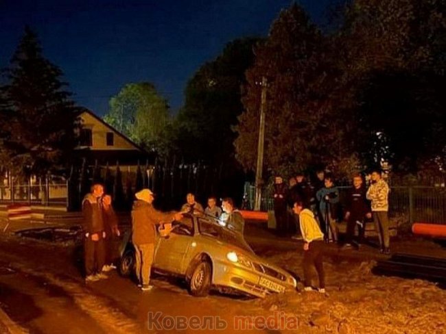 Через ремонт дороги на Волині провалився автомобіль