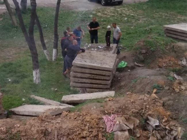 Матюки та крики: під вікнами лучан «тусуються» п'янички. ФОТО