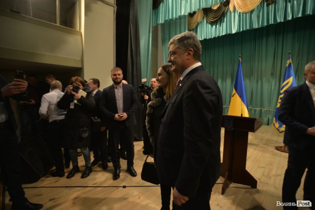 Дороги, поштарі, сільська медицина і школи: про що волиняни питали Петра Порошенка