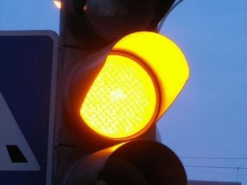 На аварійно-небезпечній ділянці дороги у Луцьку встановлюють світлофор