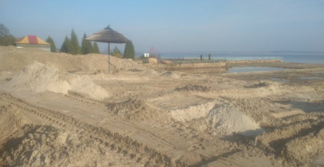 Невідомі екскаватором копали пісок з озера Світязь. ФОТО